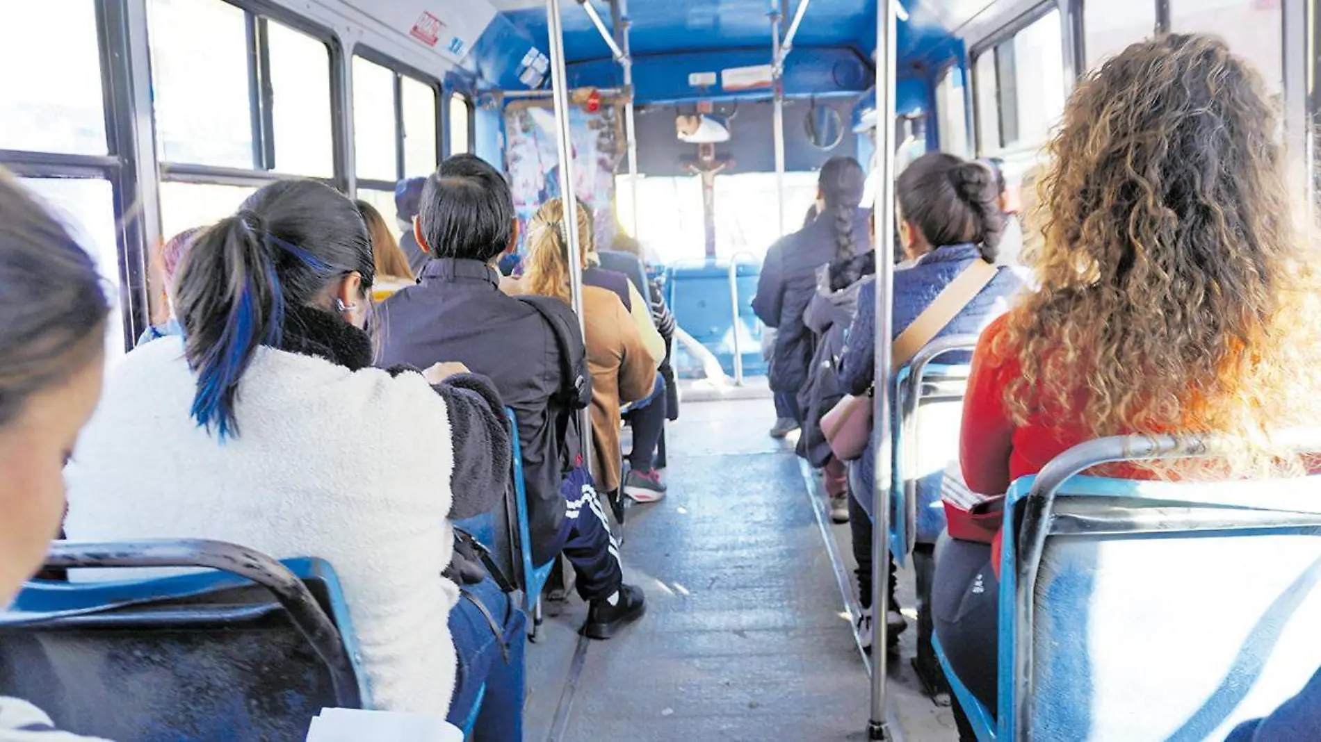 Pasajeros en autobús de transporte público